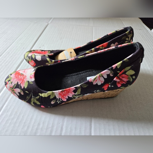 CHELSEE Memory Foam SeaBird Flats or Shoes With Floral Design Size 8 - Picture 5 of 13